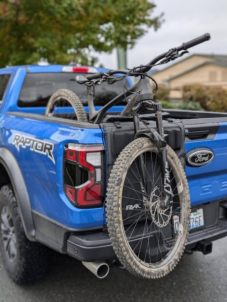 Ford Ranger Raceface T3 / Fox Mission Tailgate pad installed 1729977901574-g0