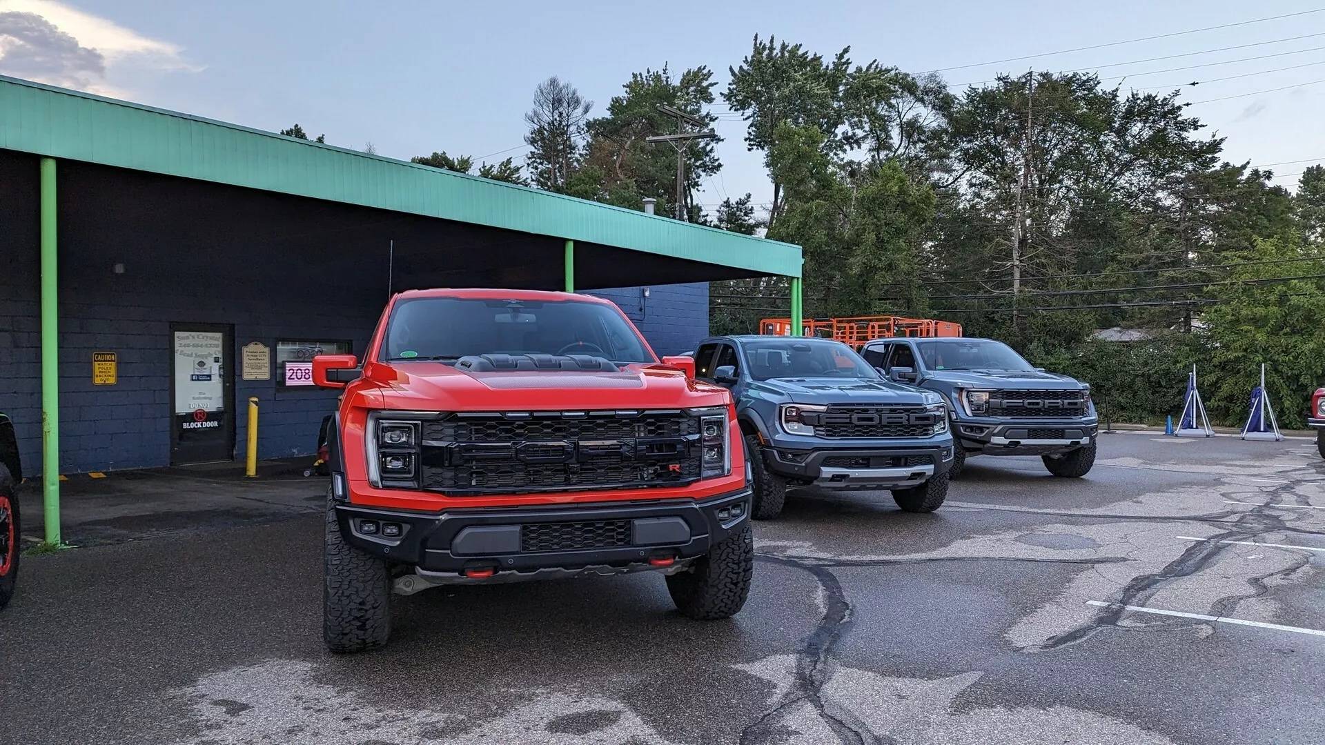 Ford Ranger Azure Gray Metallic Ranger Raptor vs. F-150 Raptor comparison photos 2024-Ford-Ranger-Raptor-vs-F-150-Raptor-MG-CarScoops-6