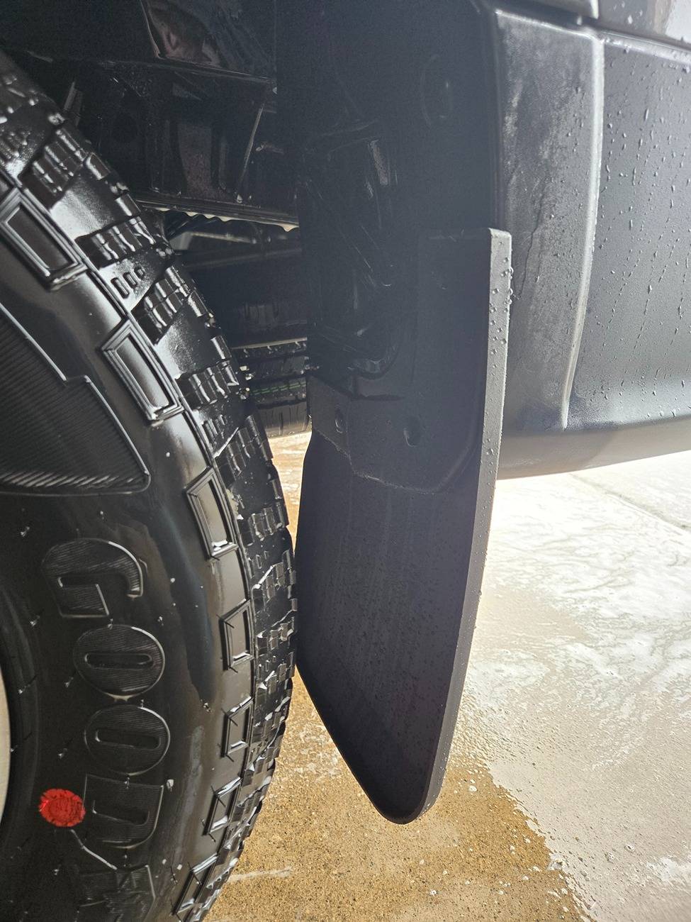 Ford Ranger Raptor soft roll tonneau and husky mud flaps 20241226_141058