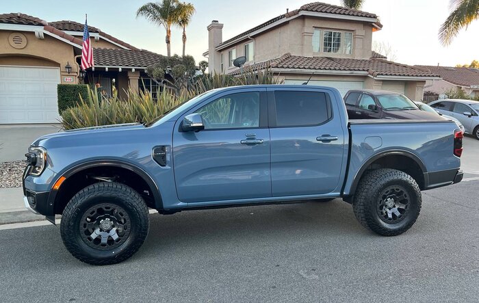 Leveled & new shoes..she's a different girl 💃 Superlift 2.5 inch leveling kit + 17" Black Rhino Wheels