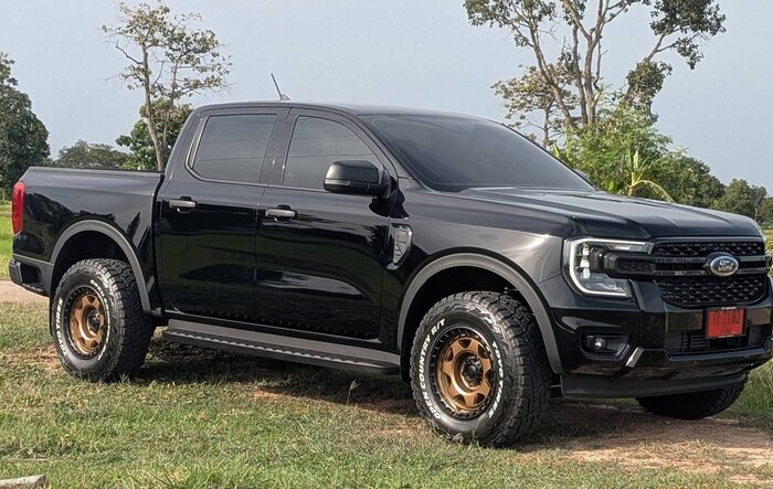 Black Rhino Voyager w/0 Offset wrapped in Toyo Open Country 265 70 17s